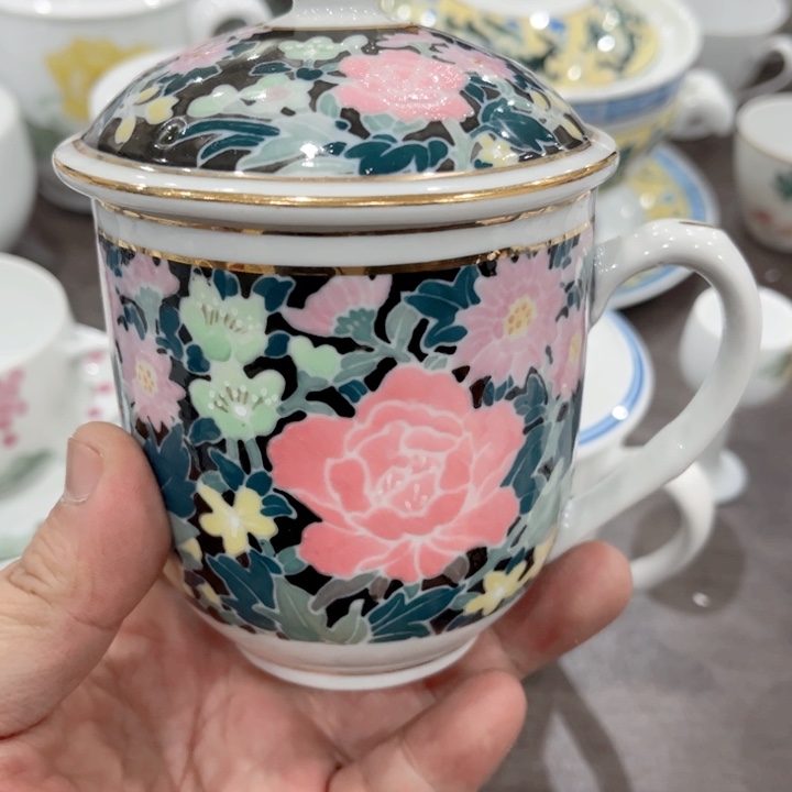 杯釉下五彩的瓷器和瓷器