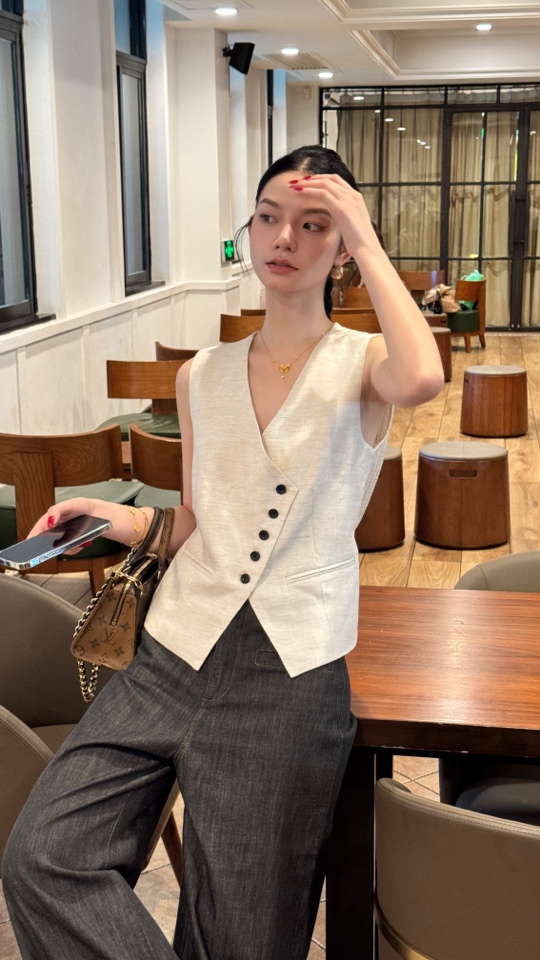 【琪琪怪怪】老钱风v领斜裁设计后背镂空不规则背心马甲