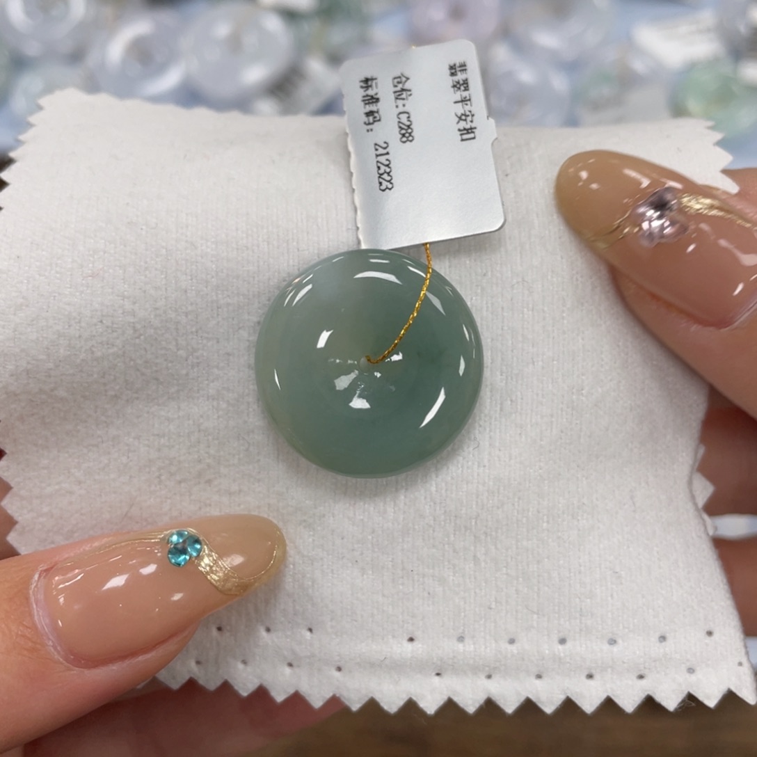 翡翠未镶嵌颈饰平安扣