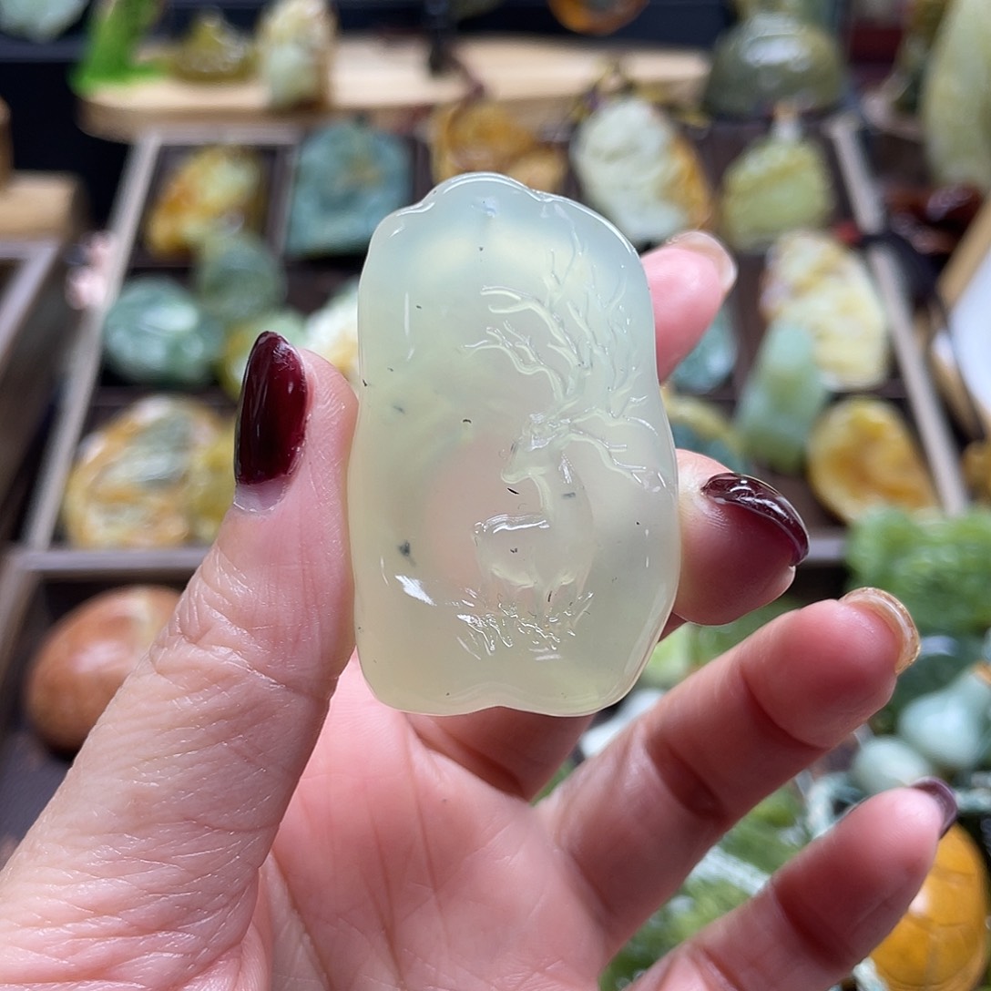 蛇纹石玉颈饰未镶嵌岫玉小鹿