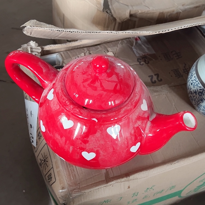 白色爱心大红壶一只