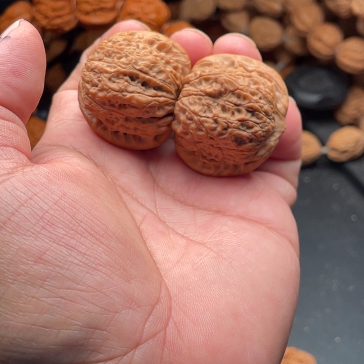 文玩核桃吊坠社**蛋13血麒麟