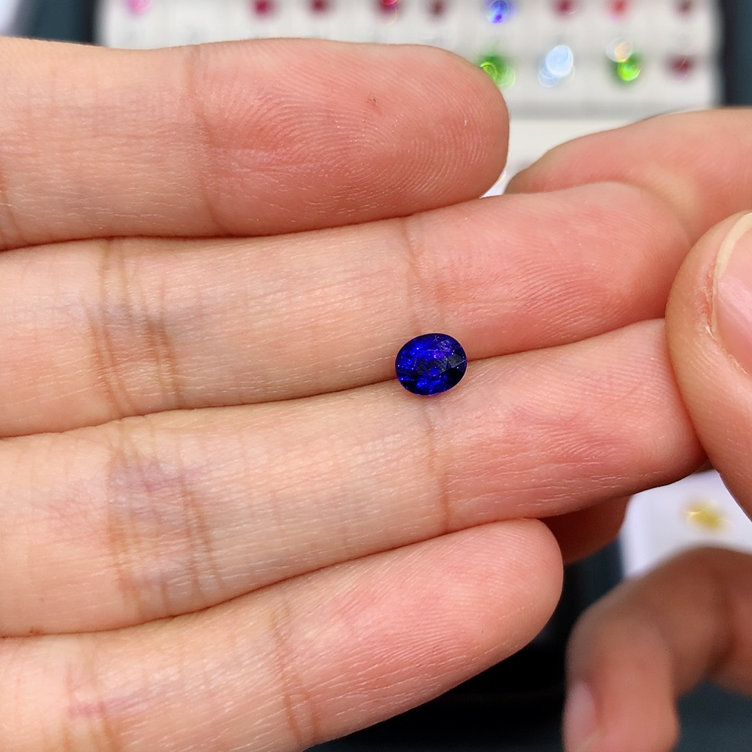 蓝宝石裸石未镶嵌大*80分皇家蓝