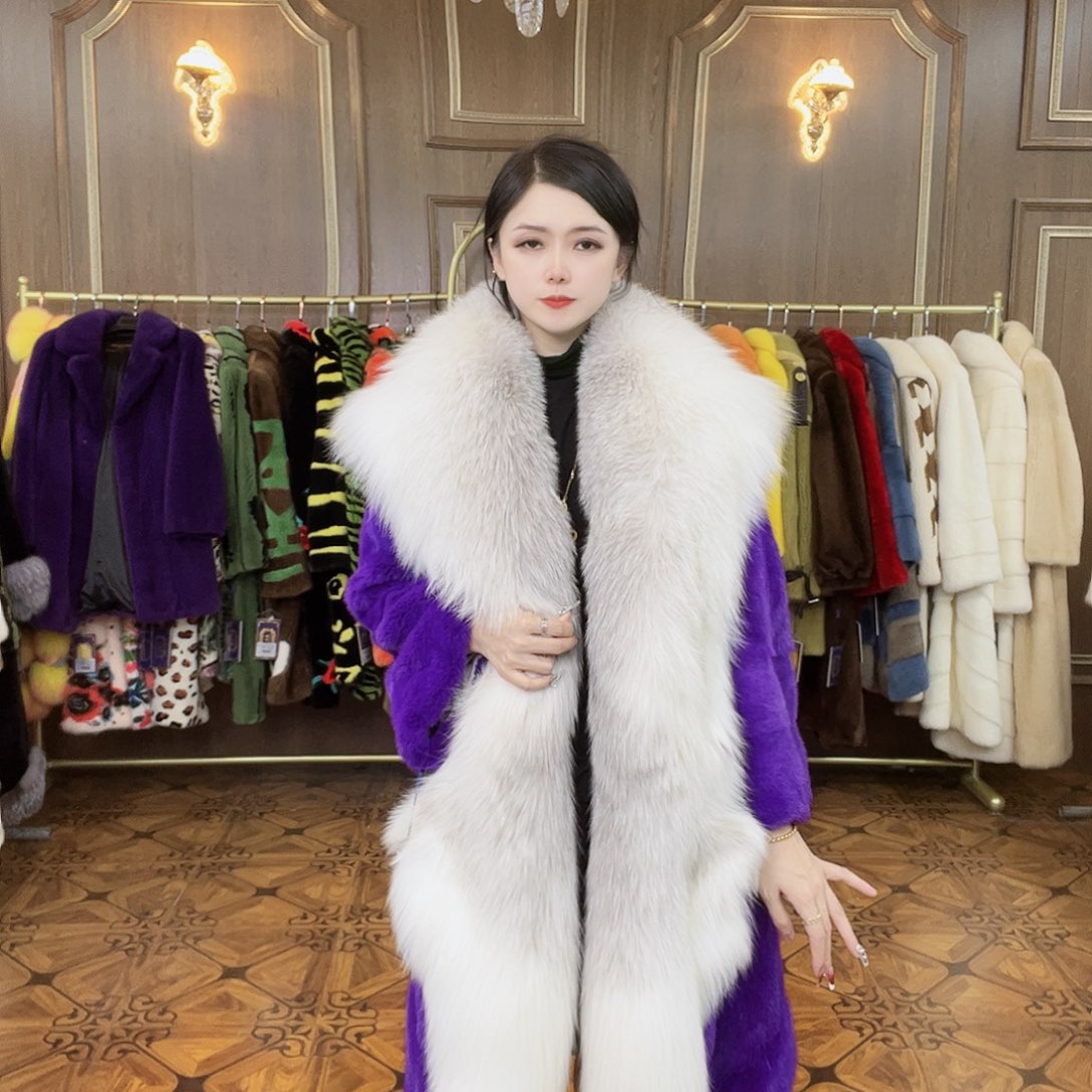 紫色大毛领皮草外套
