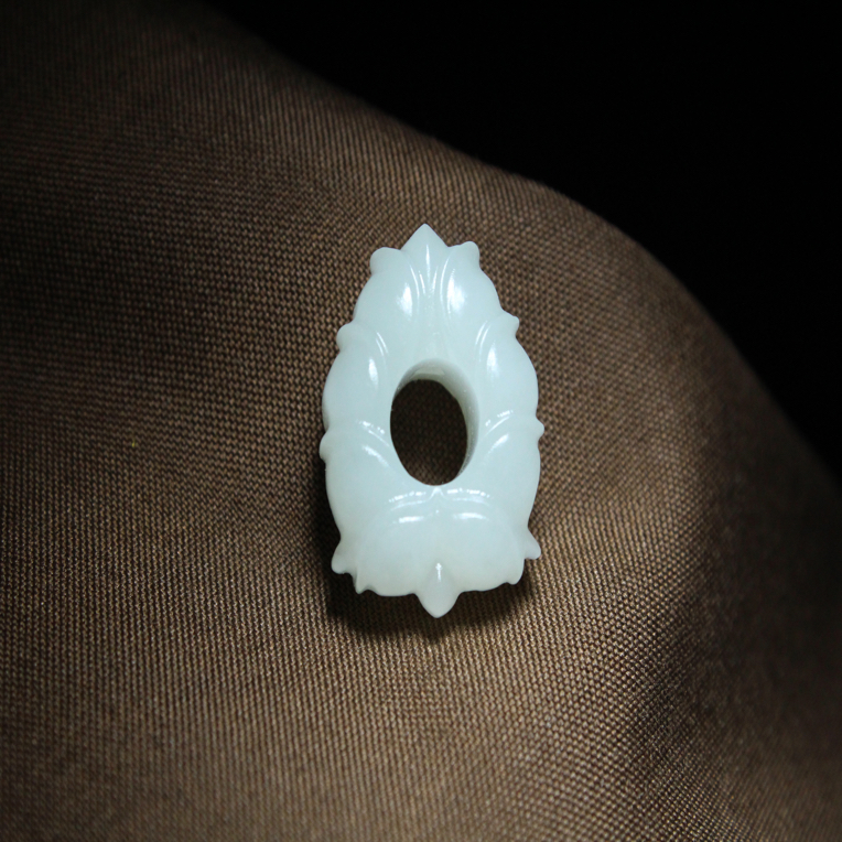 【九品莲花背云】天然和田白玉时尚精品配饰，尺寸15.5/20/9mm4.12g