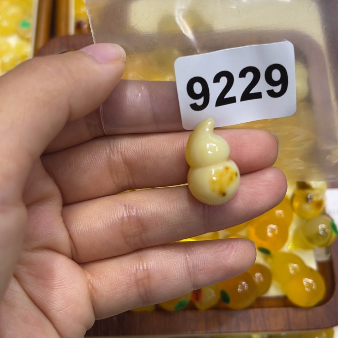 未镶嵌琥珀珠宝奇石