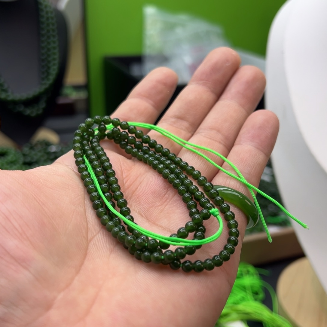 星***饭和田玉（碧玉）未镶嵌颈饰卡4 菠菜 无黑 140颗