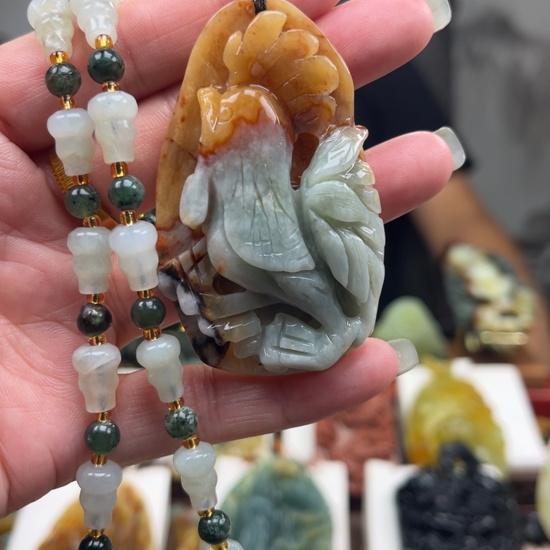 岫玉未镶嵌颈饰挂件