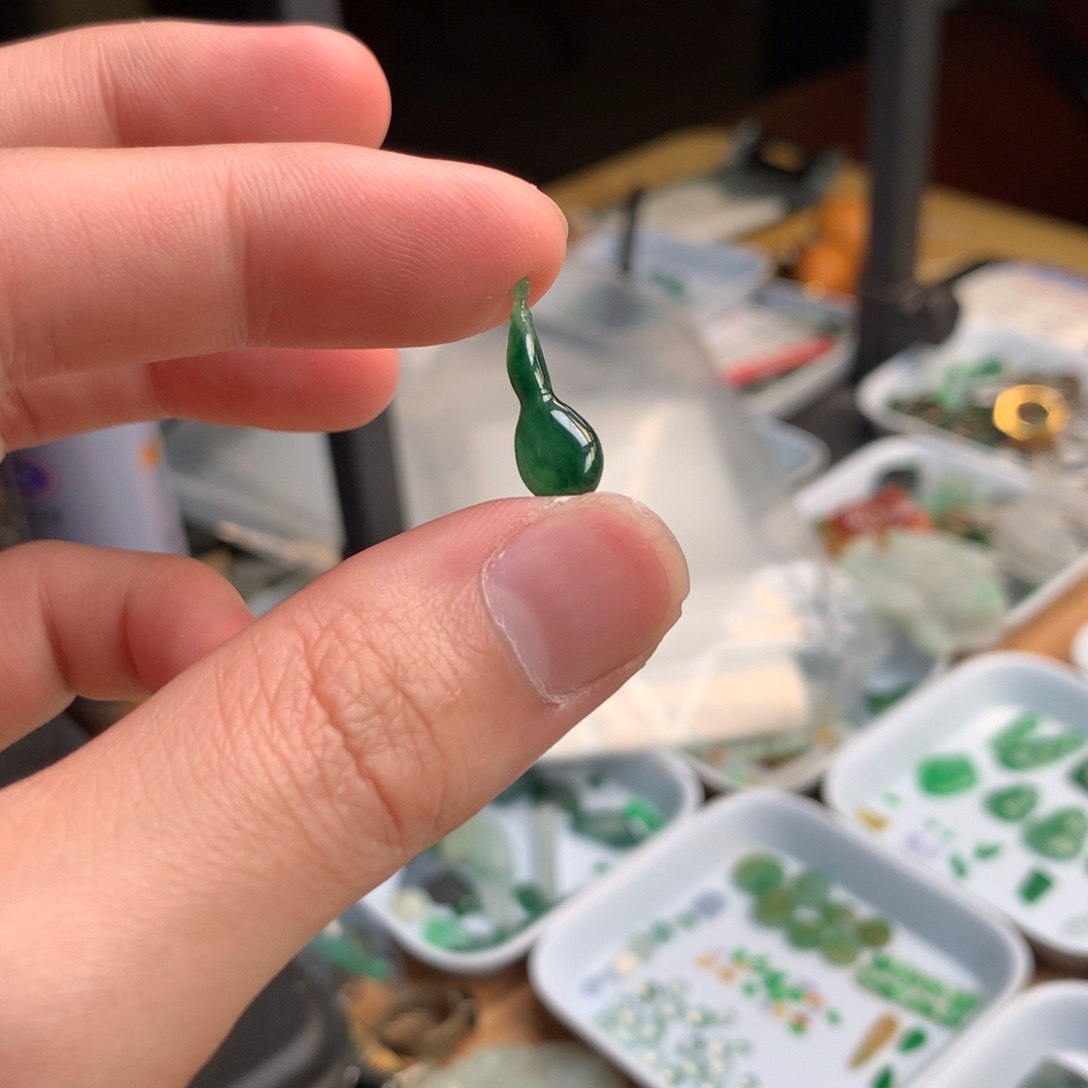 翡翠未镶嵌颈饰葫芦