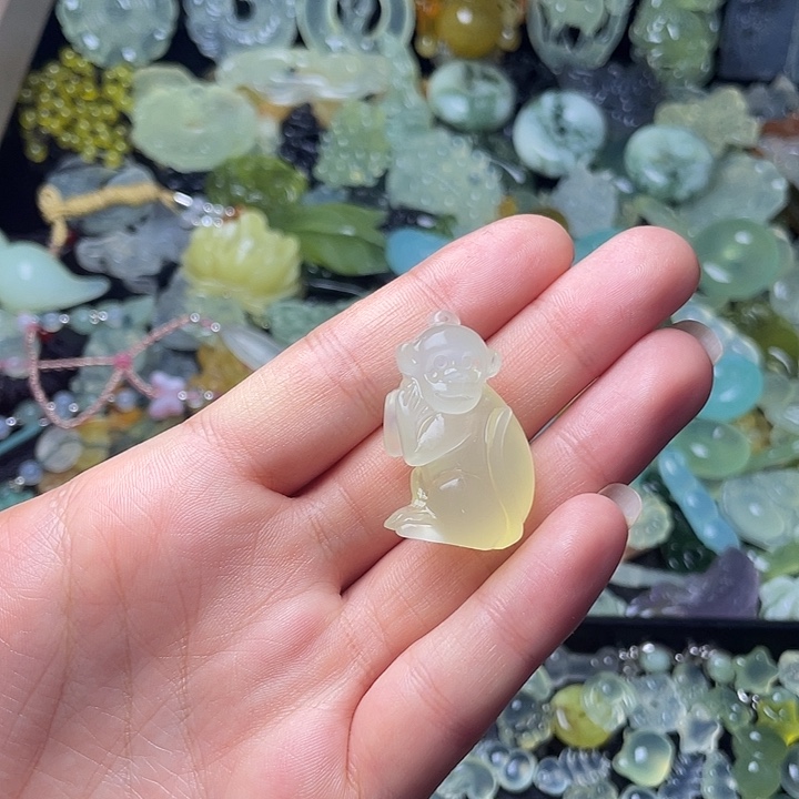 蛇纹石玉合金颈饰猴子