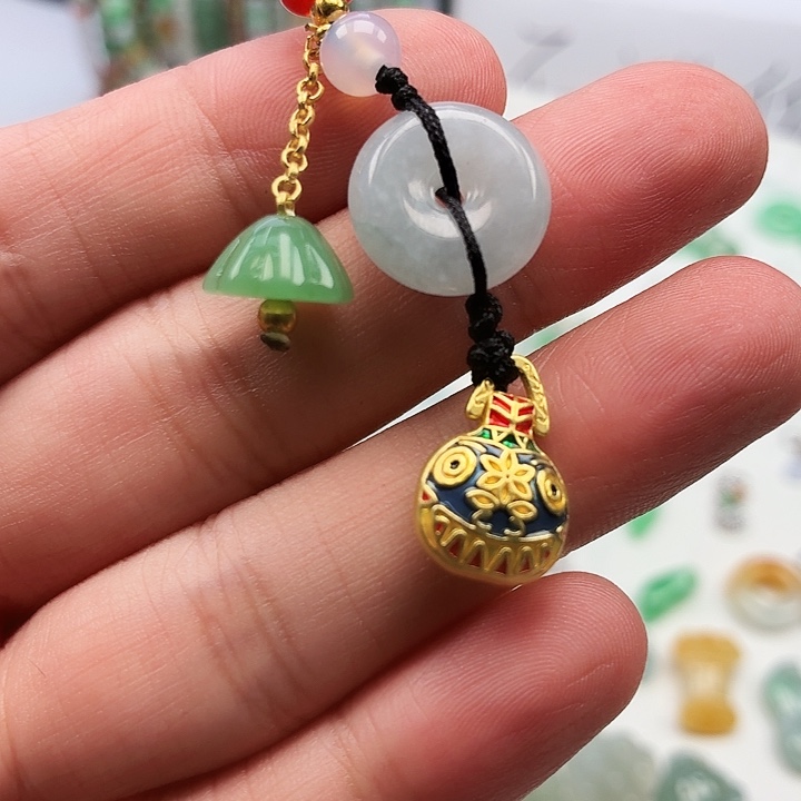 翡翠未镶嵌颈饰吞金兽