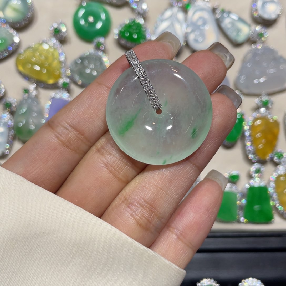 颈饰18K金镶嵌翡翠吊坠