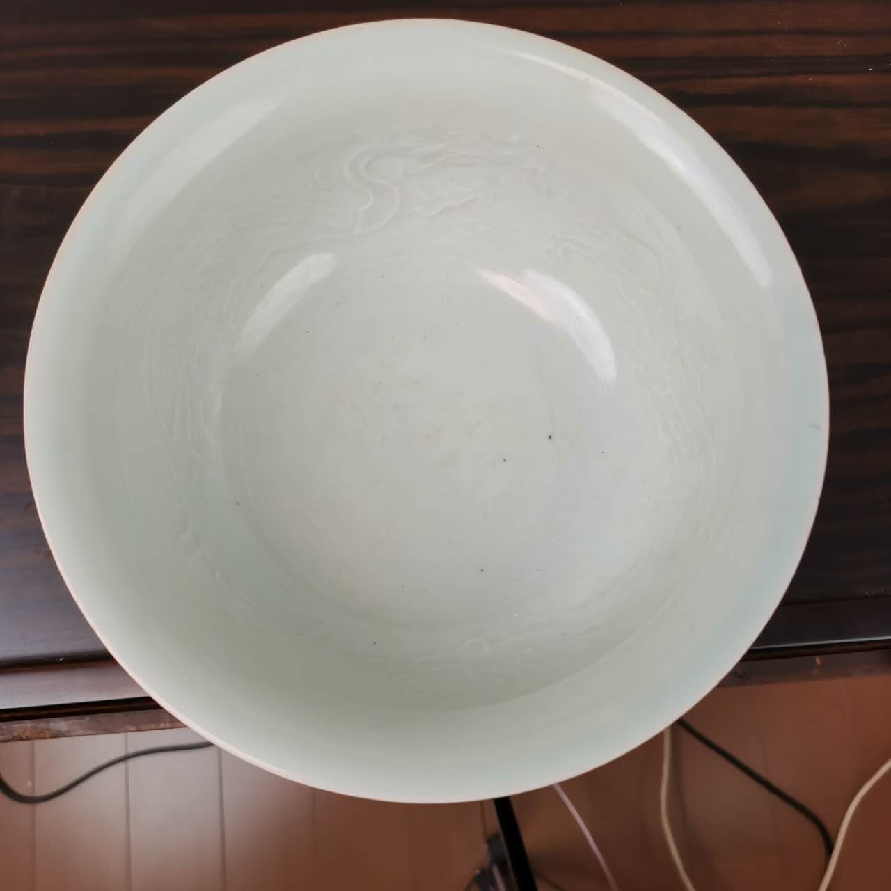 一件颜色素颜的瓷碗