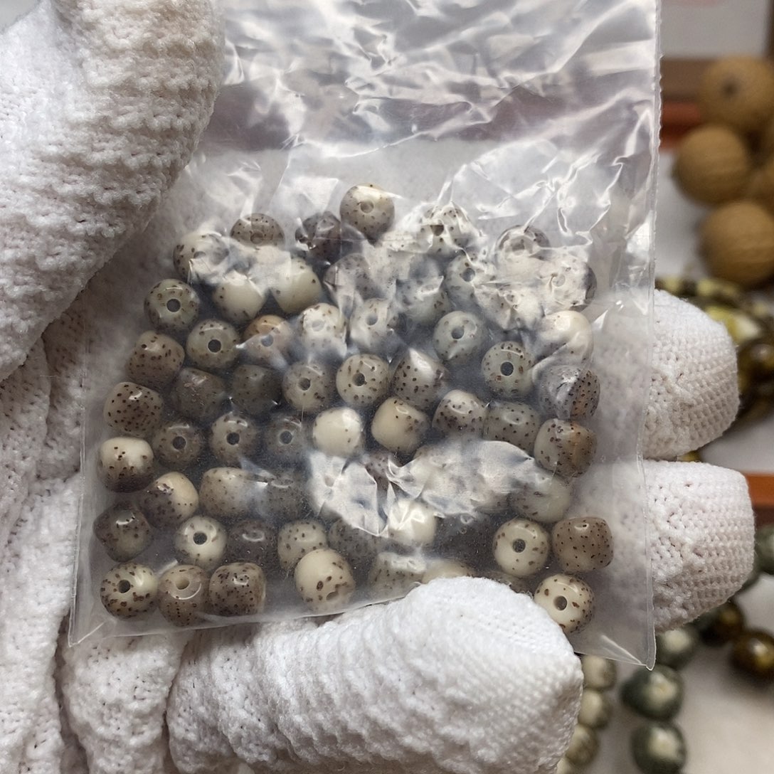 陈****吊坠星月菩提卡7糯冰河豚