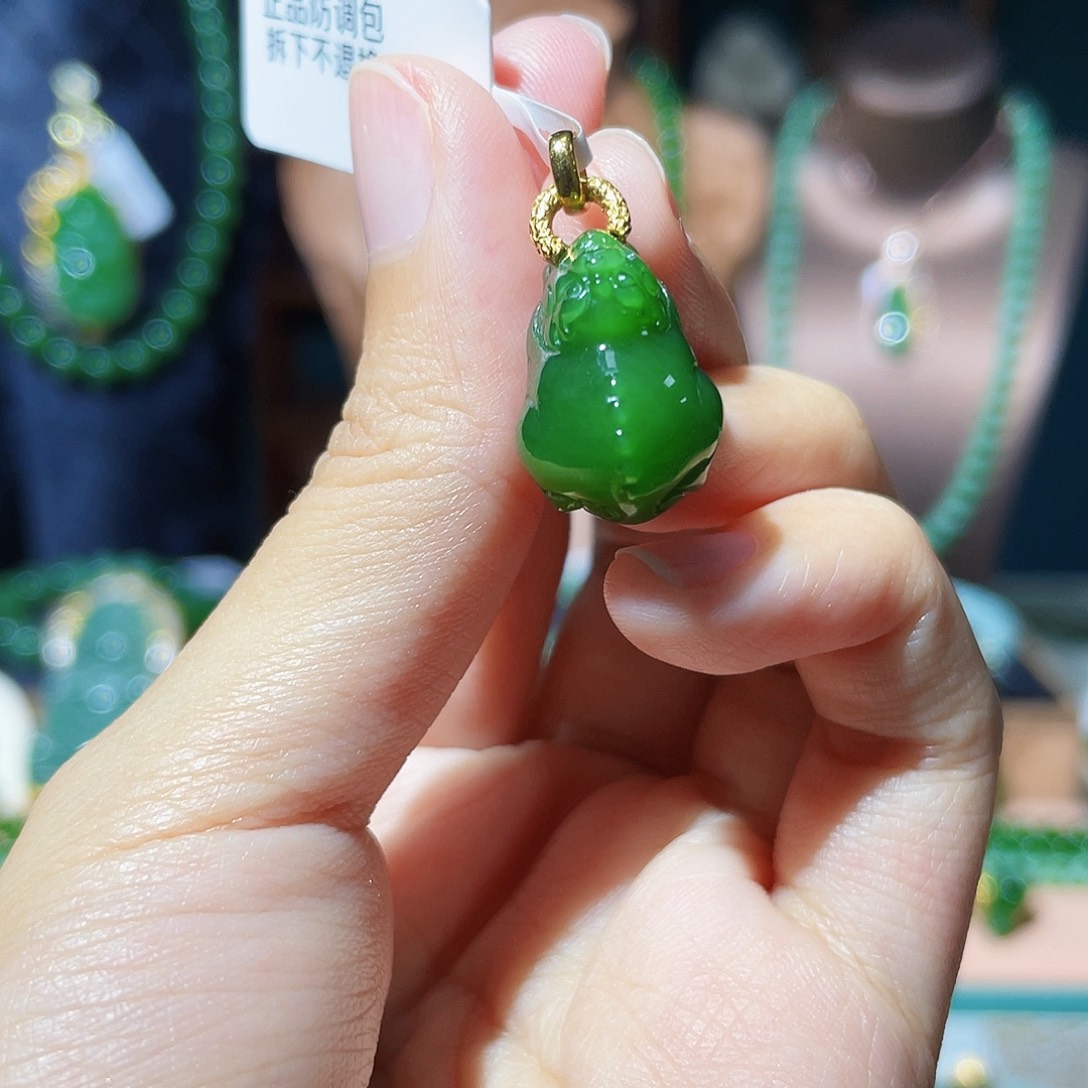颈饰18K金镶嵌和田玉（碧玉）