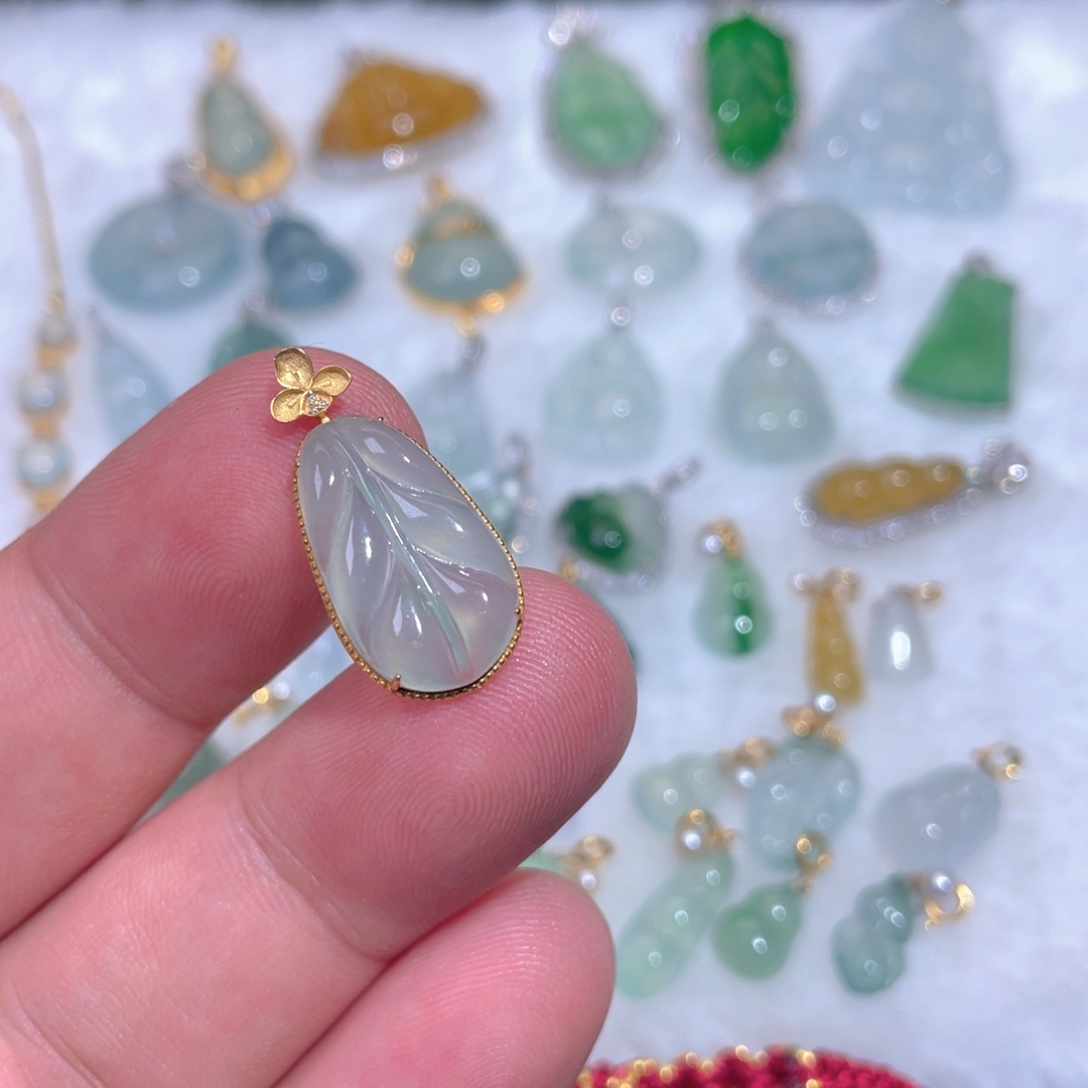 翡翠18K金镶嵌颈饰