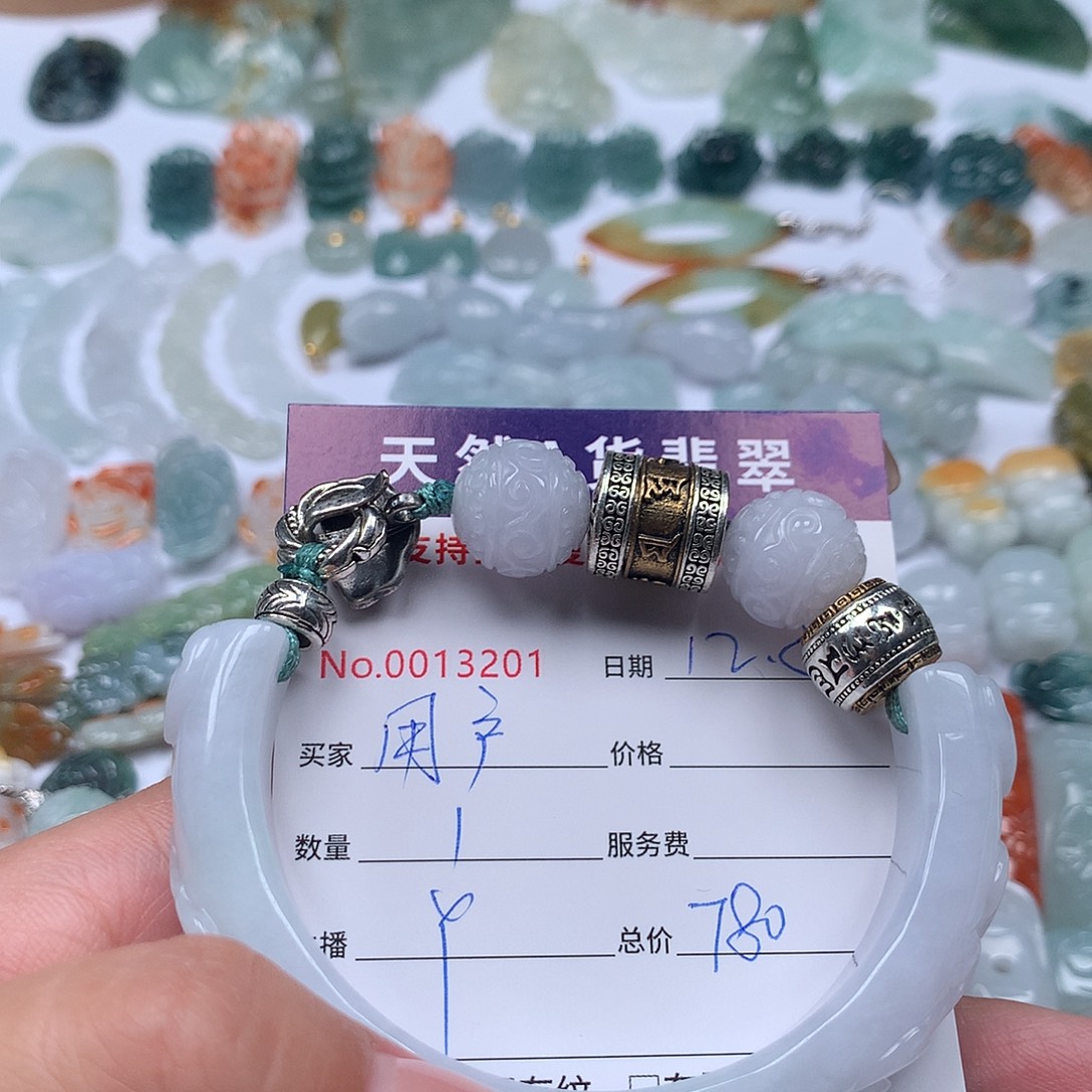 用***9翡翠未镶嵌颈饰11