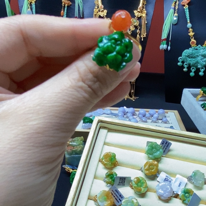 翡翠未镶嵌颈饰戒指