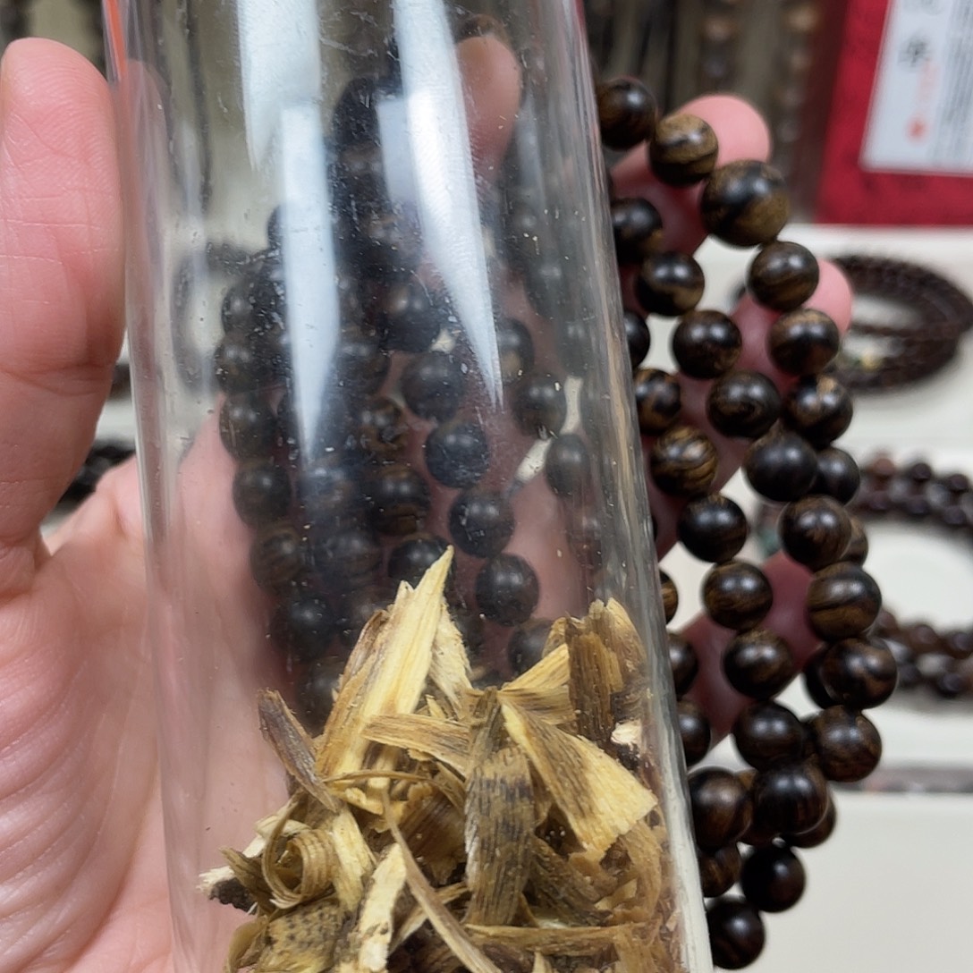 呗***呗沉香碎屑沉香+越南芽庄白奇楠留疤料0.8