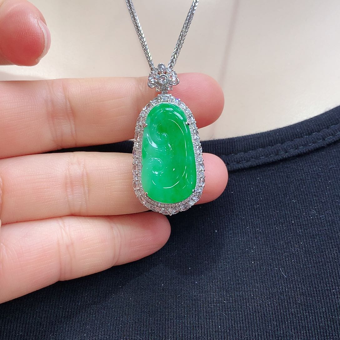 翡翠颈饰18K金镶嵌如意