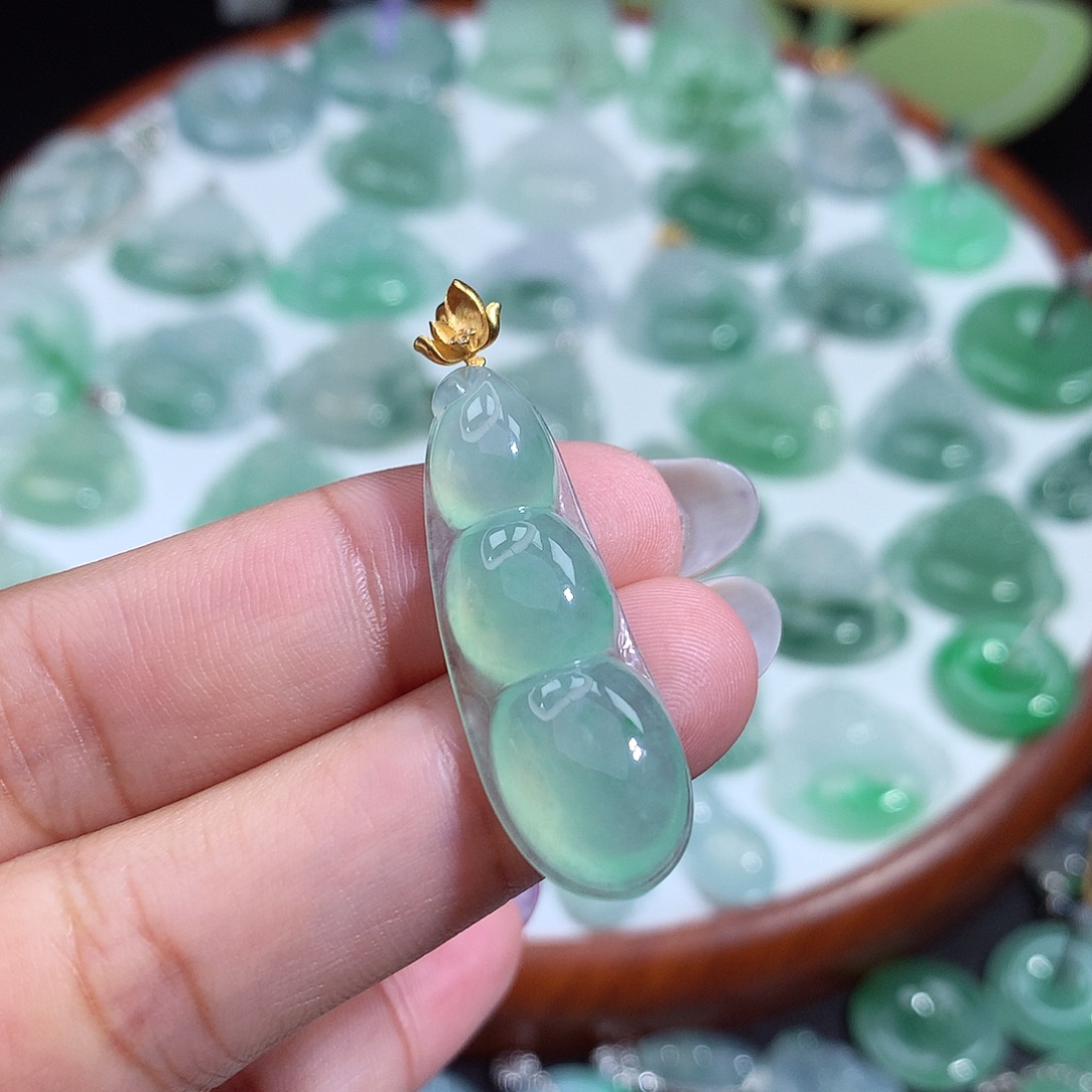 翡翠未镶嵌颈饰豆子