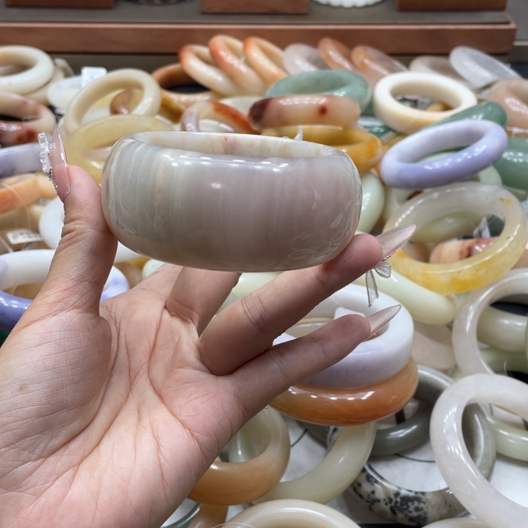 吴***哥石英质玉手镯未镶嵌