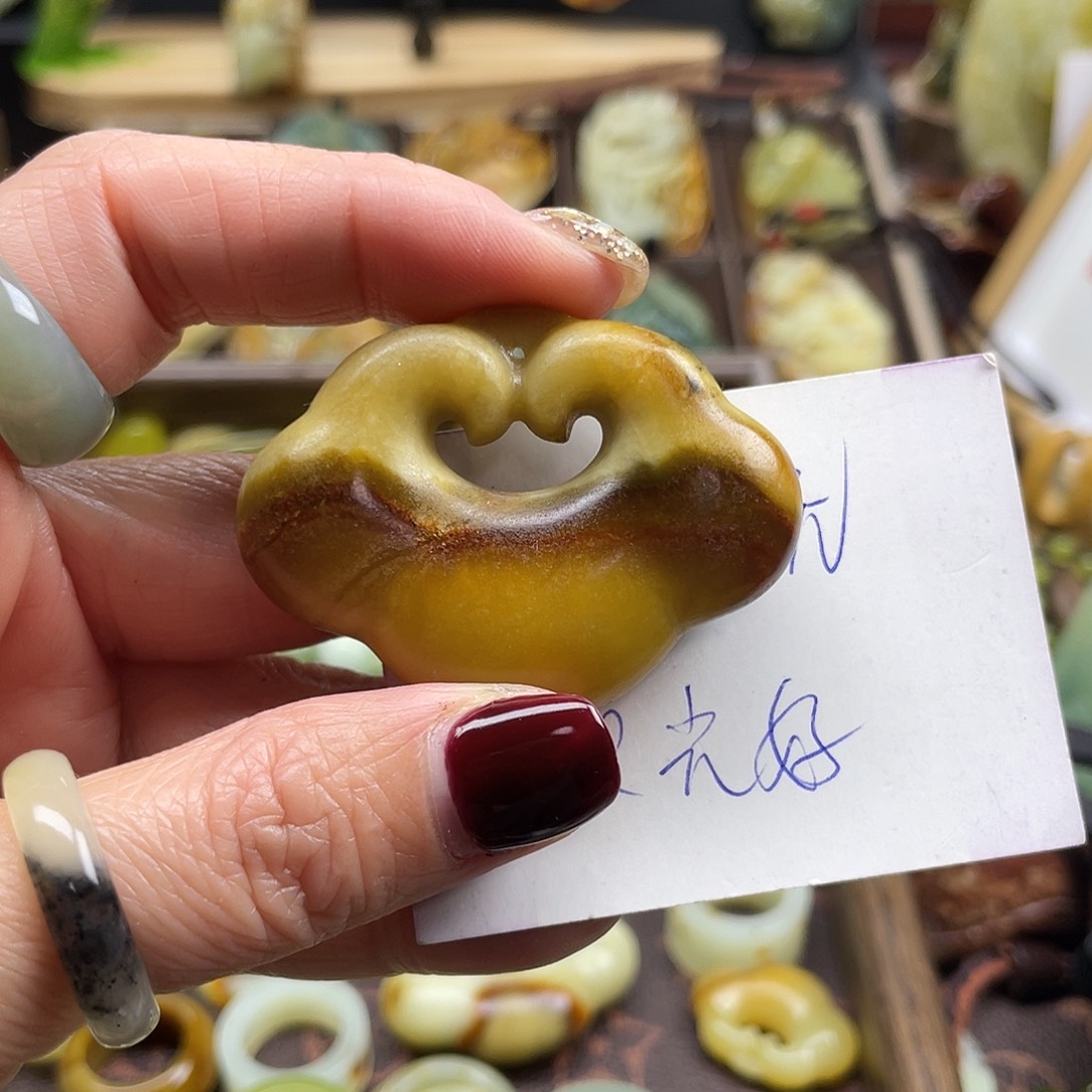 蛇纹石玉颈饰未镶嵌花玉祥云锁