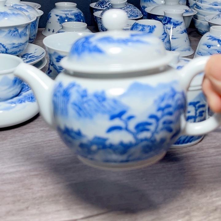 手绘青花山水陶瓷壶