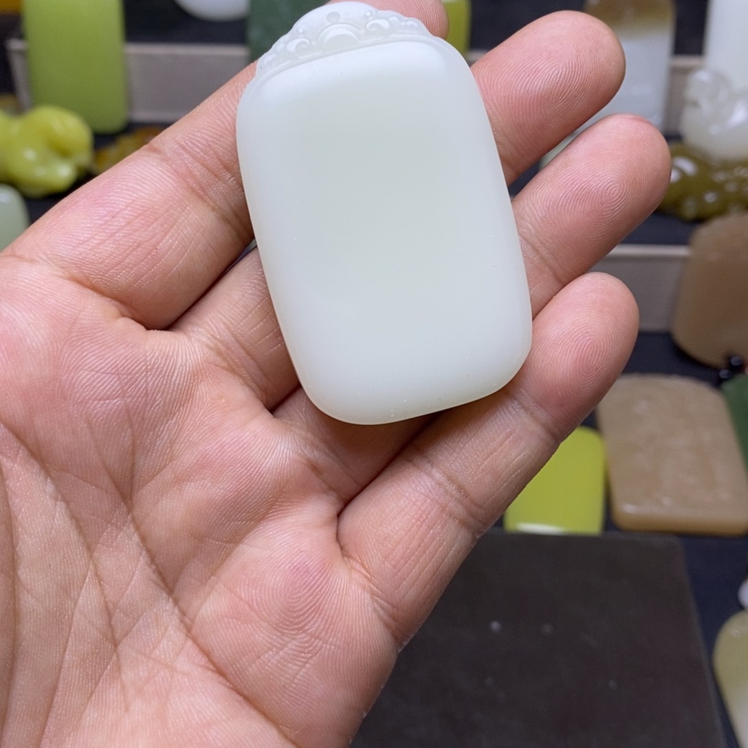 和田玉未镶嵌颈饰留***痕