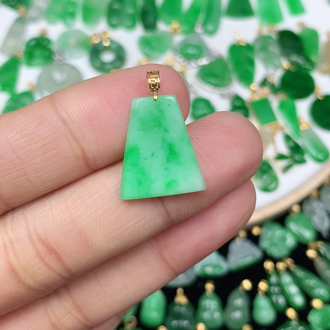 翡翠颈饰18K金镶嵌@****精美飘阳绿素面牌