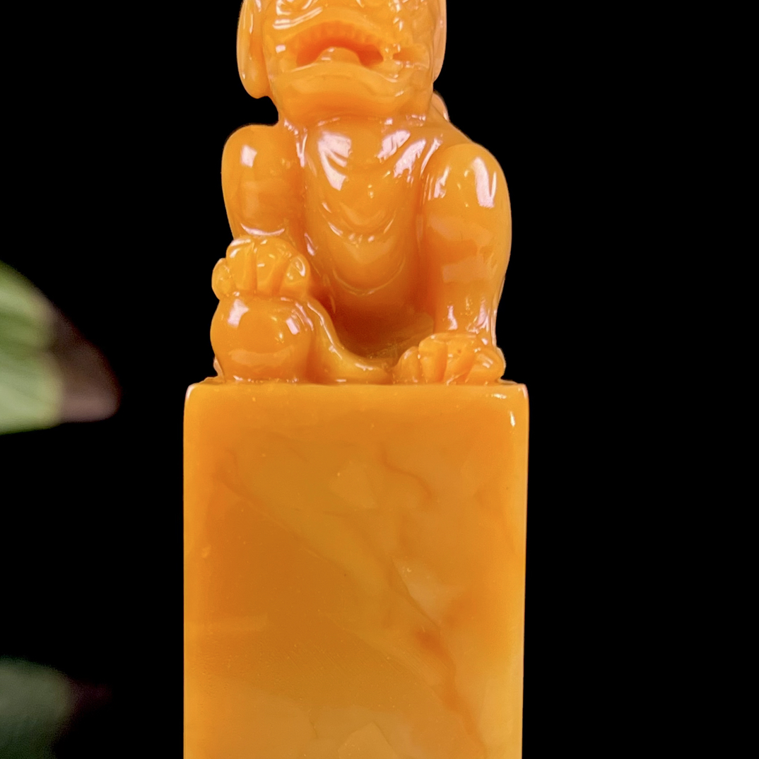 结晶北部田黄招财古兽印章 重126.1克 尺寸2.9/2.9/7.9cm