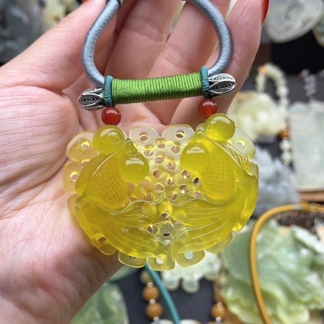 蛇纹石玉颈饰未镶嵌