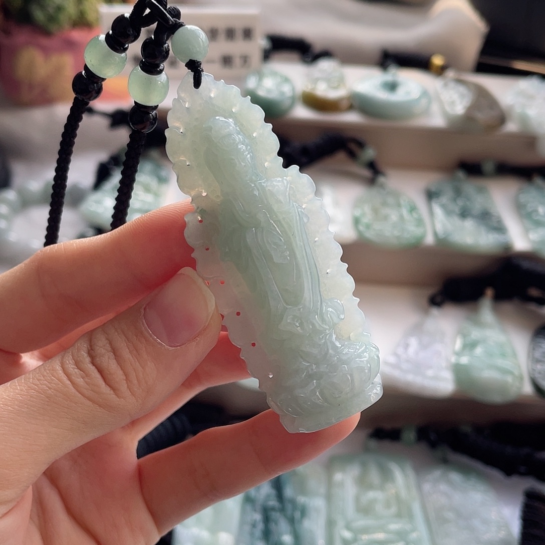 翡翠未镶嵌颈饰站观音