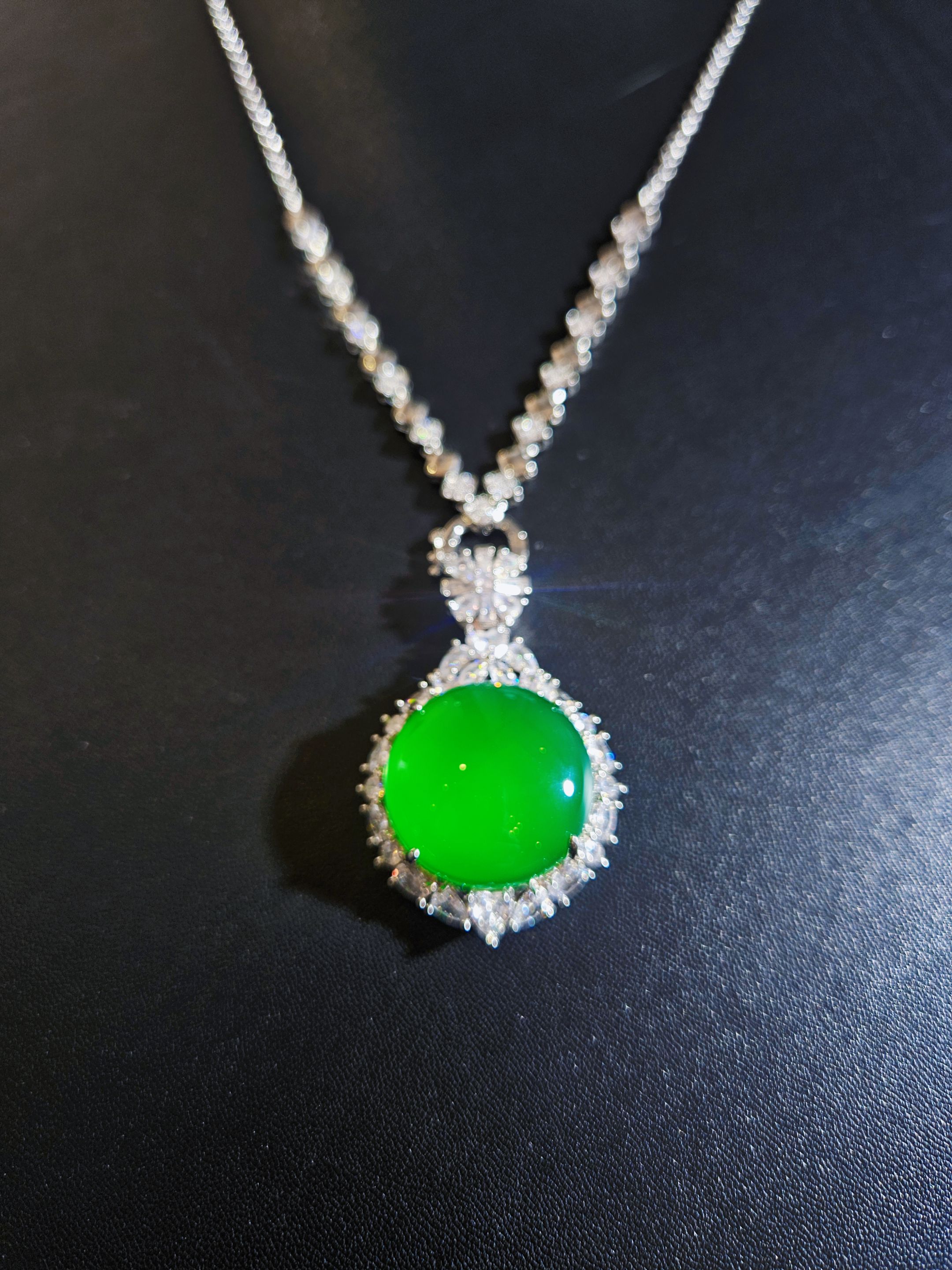 只买单纯的吊坠，没带链子，属的性质。吊坠 蛋面女款气质A109