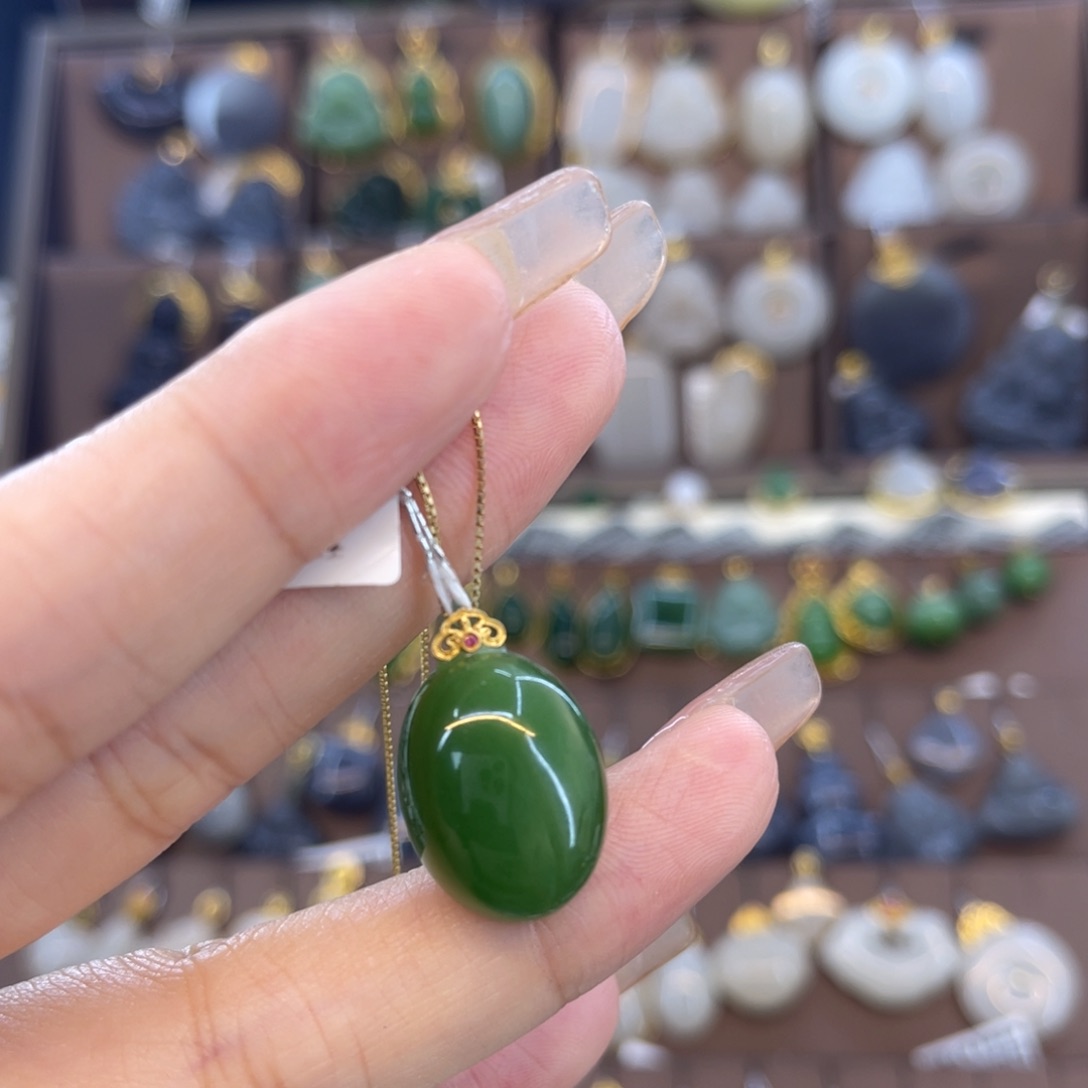 和田玉吊坠18K金镶嵌