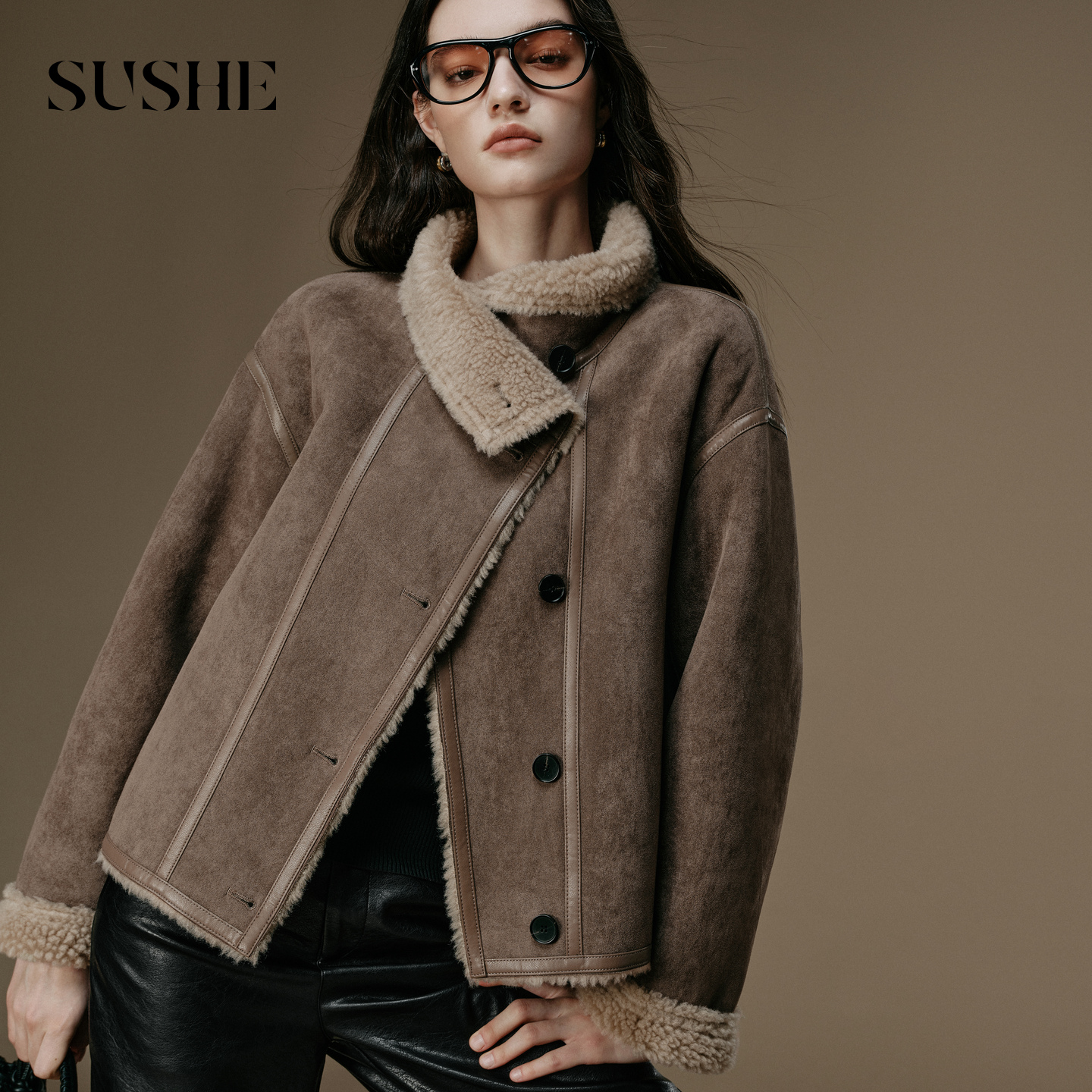 束皙SUSHE 双栖 复古机车风 环保麂皮绒羊羔毛正反两穿翻立领外套