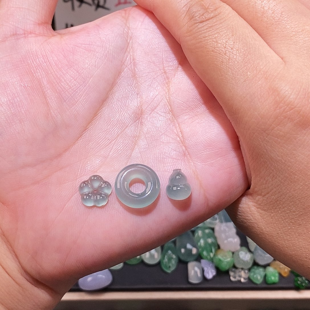 任***豆翡翠未镶嵌颈饰冰种平安扣葫芦花