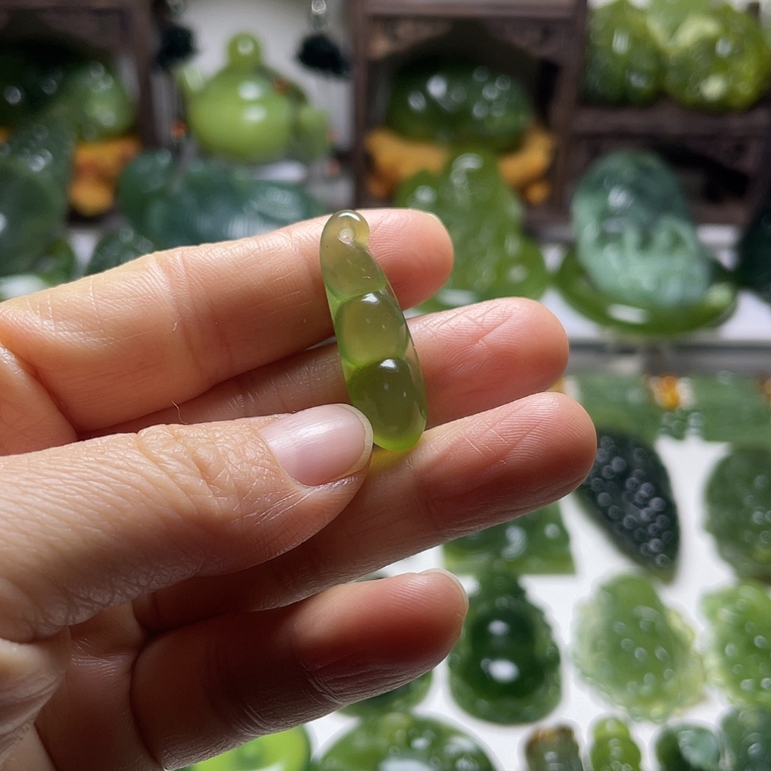 蛇纹石玉未镶嵌颈饰