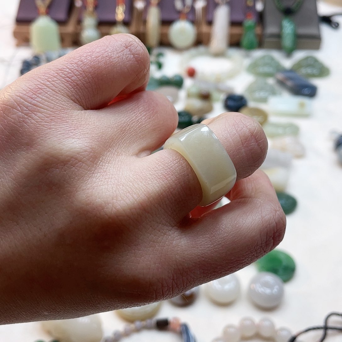 和田玉戒圈未镶嵌随****?