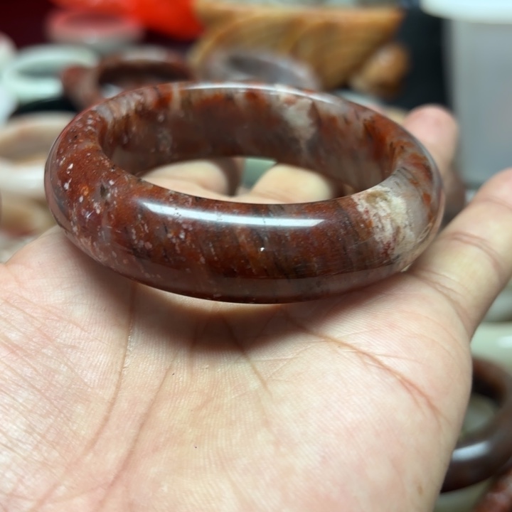 酒***馆石英岩玉合金颈饰