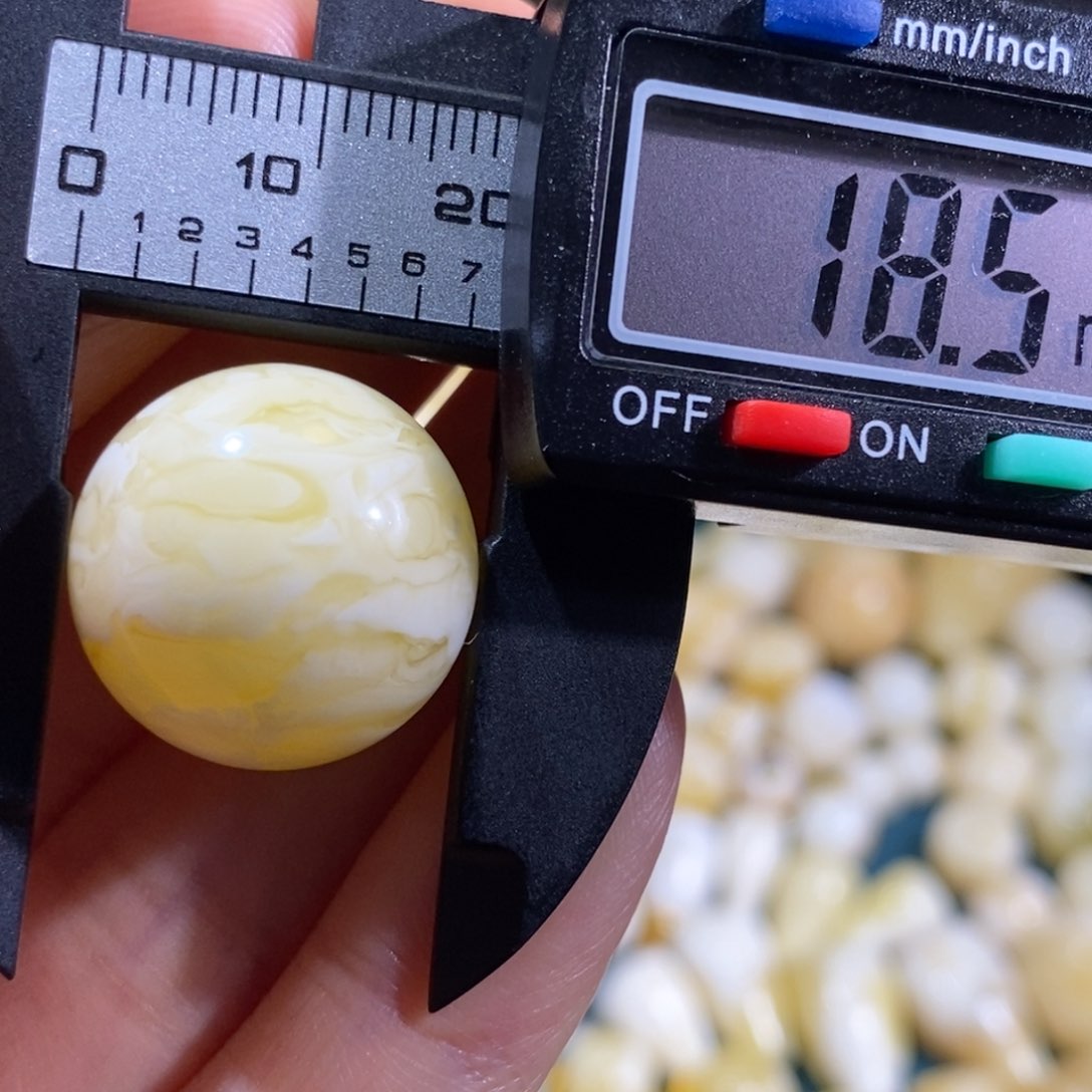 琥珀裸石未镶嵌配饰