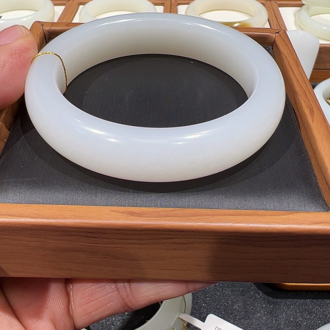 玉***花和田玉未镶嵌手镯