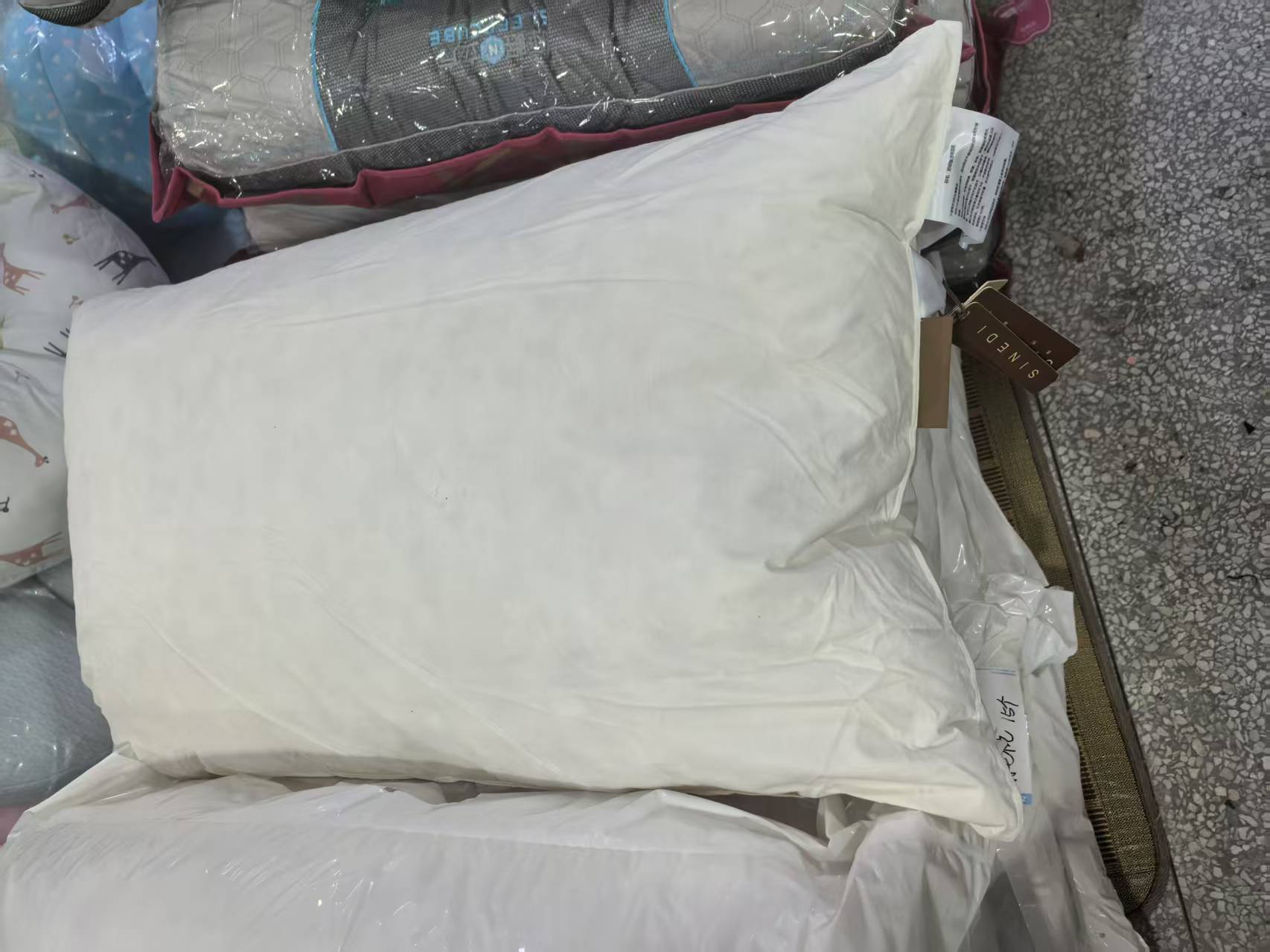 《厚广家》3楼48×74白色全棉高支棉羽毛枕，发1个2.6斤