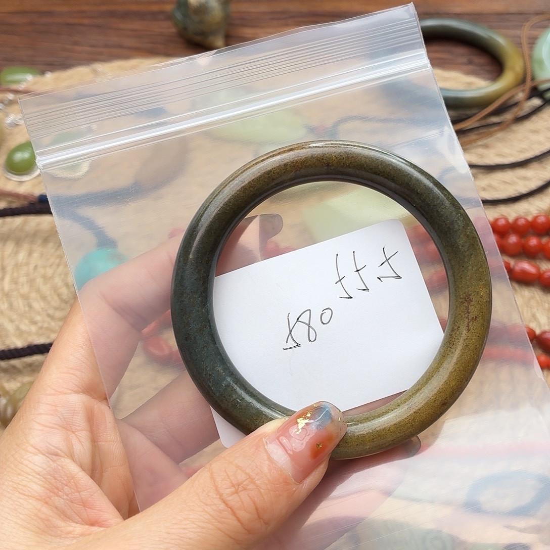 给***间岫岩河磨玉（透闪石质玉）未镶嵌手镯