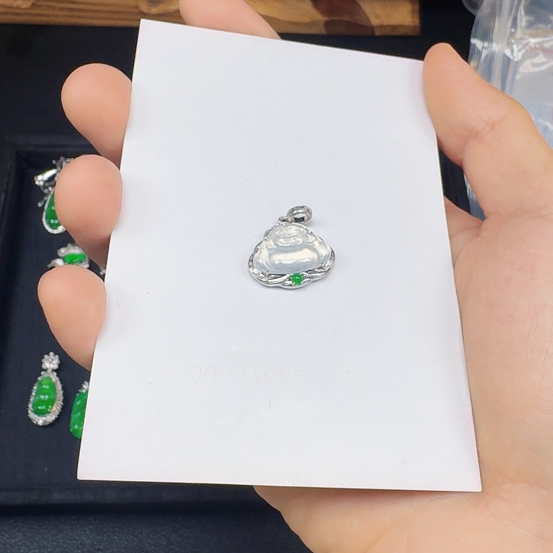 二***八翡翠18K金镶嵌颈饰一件