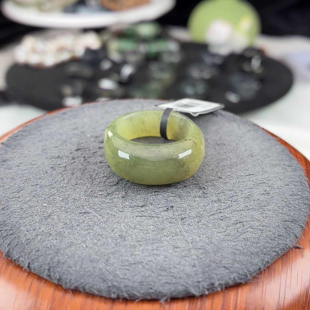 和田玉未镶嵌戒指b126黄点墨馒头18不退换