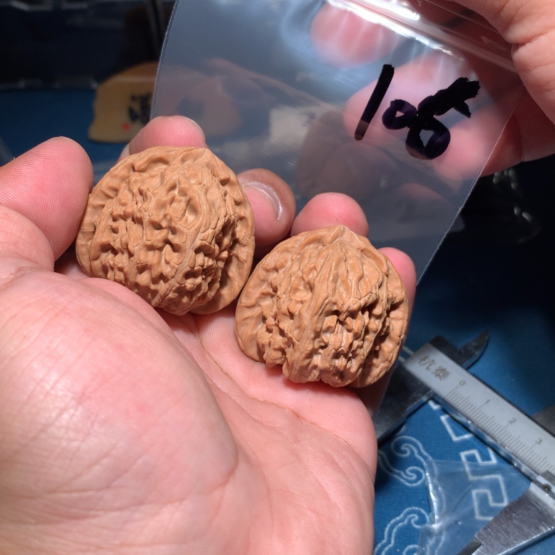 文玩核桃吊坠白狮子 106