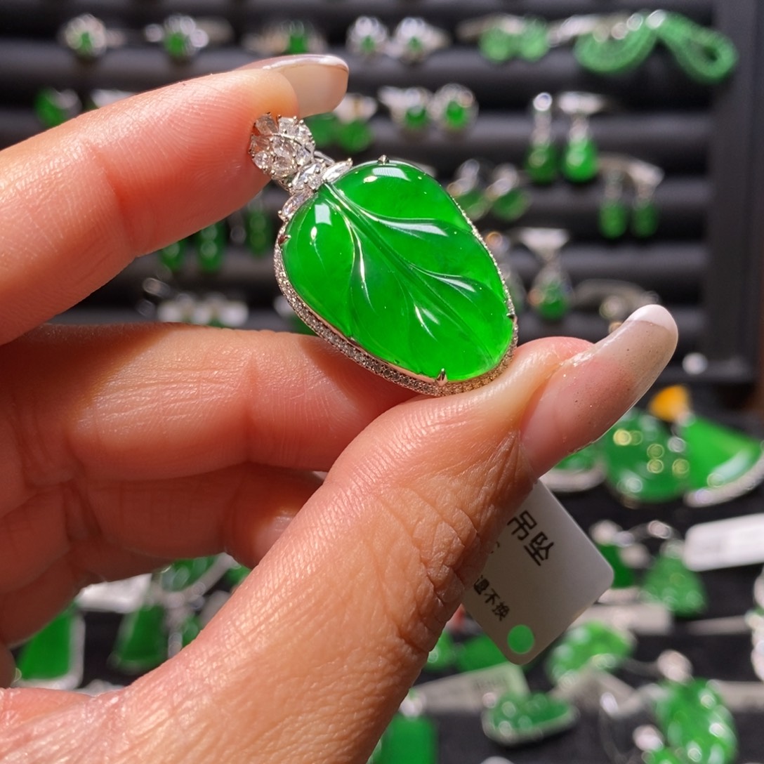 翡翠颈饰18K金镶嵌叶子吊坠