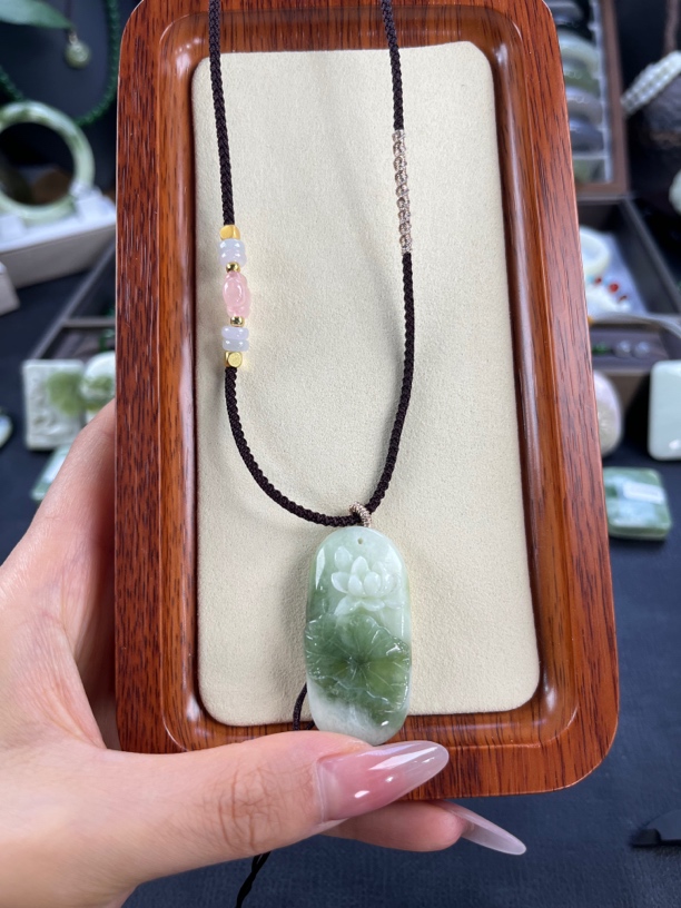 陕西西安老矿蓝田玉料带翠雕刻雕花吊坠（绳子多样性发货）