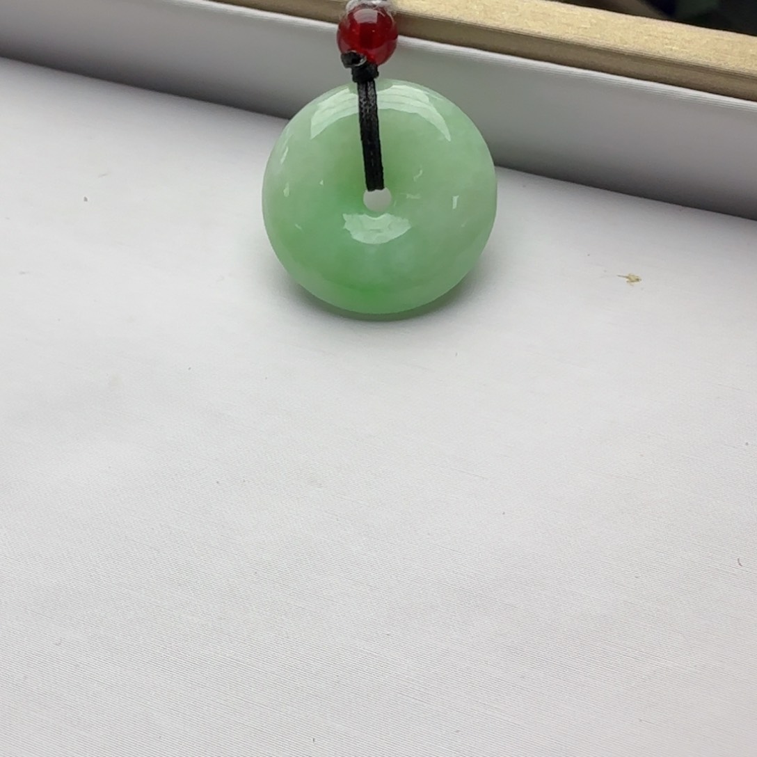 翡翠颈饰未镶嵌平安扣